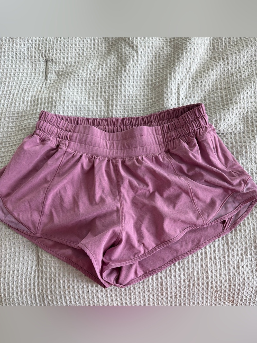 Lululemon low rise 2.5 hotty hots